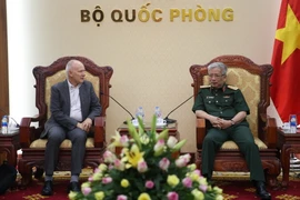 Thượng tướng Nguyễn Chí Vịnh, Thứ trưởng Bộ Quốc phòng tiếp Giám đốc điều hành Viện Nghiên cứu Chiến lược Quốc tế khu vực châu Á tại Singapore Tim Huxley. (Ảnh: Thông tấn quân sự)