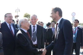 Thị trưởng thành phố Szentendre, ngài Verseghi-Nagy Miklós đón Tổng Bí thư Nguyễn Phú Trọng tại Quảng trường thành phố. (Ảnh: Trí Dũng/TTXVN)