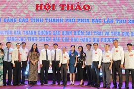 Lãnh đạo Hội Nhà báo Việt Nam, lãnh đạo tỉnh Bắc Ninh và các đại biểu tại hội thảo. (Ảnh: Thái Hùng/TTXVN)