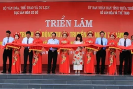 Triển lãm trưng bày trên 50 bức tranh cổ động được tuyển chọn từ 492 tá phẩm của 204 họa sỹ chuyên và không chuyên trong toàn quốc. (Ảnh Hồ Cầu/TTXVN)
