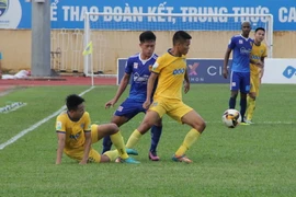 Một pha tranh chấp bóng giữa cầu thủ 2 đội. (Ảnh: Duy Hưng/TTXVN)