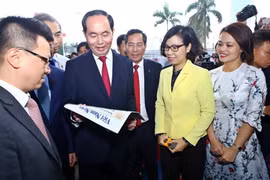 Chủ tịch nước Trần Đại Quang thăm gian trưng bày các ấn phẩm của TTXVN tại Hội báo Toàn quốc năm 2018. (Ảnh: Minh Quyết/TTXVN)