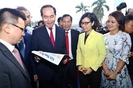 Chủ tịch nước Trần Đại Quang thăm gian trưng bày các ấn phẩm của TTXVN tại Hội báo Toàn quốc năm 2018. (Ảnh: Minh Quyết/TTXVN)