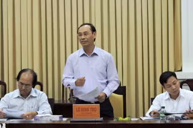 Thứ trưởng Bộ Giao thông Vận tải Lê Đình Thọ (giữa). (Ảnh: Lê Thúy Hằng/TTXVN)