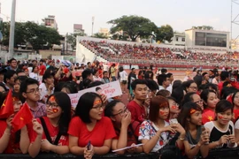 Người hâm mộ bóng đá phủ kín sân vận động Thống Nhất. (Ảnh: Xuân Dự/TTXVN)