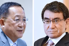 Ngoại trưởng Nhật Bản Taro Kono (phải) và người đồng cấp Triều Tiên Ri Yong Ho. (Nguồn: Nikkei Asian Review)