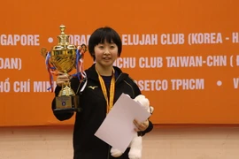 Vận động viên Miku Izumo (Nhật Bản) đoạt cúp vô địch nội dung đơn nữ. (Ảnh: Xuân Dự/TTXVN)