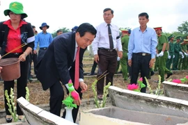 Bí thư Tỉnh ủy Long An Phạm Văn Rạnh thắp hương tại phần mộ các liệt sỹ. (Ảnh: Bùi Giang/TTXVN)