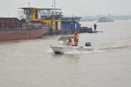 Cảnh sát đường thủy tuần tra kiểm soát trên sông. (Ảnh: Minh Đức/TTXVN)