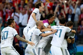 Niềm vui chiến thắng của các tuyển thủ Nga khi họ vượt qua đối thủ nặng ký Tây Ban Nha để vào tứ kết. (Nguồn: THX/TTXVN).