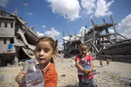 Trẻ em Palestine trữ nước sinh hoạt tại khu vực lân cận Dải Gaza Shejaiya. (Nguồn: AFP/TTXVN)