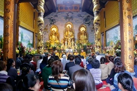 Các Phật tử dự buổi lễ. (Ảnh: Phạm Kiên/TTXVN)