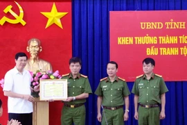 Chủ tịch Ủy ban Nhân dân tỉnh Quảng Ninh tặng bằng khen cho Phòng Cảnh sát điều tra tội phạm về ma túy-Công an tỉnh Quảng Ninh. (Ảnh: Văn Đức/TTXVN)