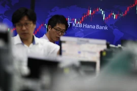 Giao dịch viên làm việc tại Ngân hàng Hana, Seoul, Hàn Quốc. (Nguồn: EPA/TTXVN)