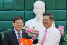 Trao quyết định điều động, bổ nhiệm cho ông Nguyễn Duy Bắc tại Khánh Hòa ngày 20/3. (Ảnh: Tiên Minh/TTXVN)