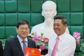 Trao quyết định điều động, bổ nhiệm cho ông Nguyễn Duy Bắc tại Khánh Hòa ngày 20/3. (Ảnh: Tiên Minh/TTXVN)