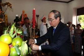 Bí thư Thành ủy Thành phố Hồ Chí Minh Nguyễn Thiện Nhân dâng hương tại Bảo tàng Hồ Chí Minh, chi nhánh Thành phố Hồ Chí Minh. (Ảnh: Thanh Vũ/TTXVN)