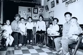 Ông Trần Văn Lai (người đội mũ) đoàn tụ bên gia đình sau ngày giải phóng miền Nam thống nhất đất nước.