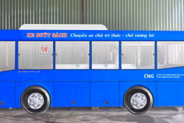Mô hình mô phỏng xe buýt sách tại Đường sách Nguyễn Văn Bình. (Nguồn: TTXVN)