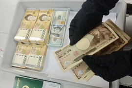 Số tiền mà lực lượng hải quan phát hiện nữ hành khách (38 tuổi, quốc tịch Việt Nam) cất giấu. (Nguồn: TTXVN)