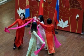 Tiết mục múa tự biên do sinh viên Việt Nam biểu diễn. (Ảnh: Tâm Hằng/TTXVN)