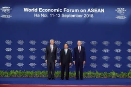 Thủ tướng Nguyễn Xuân Phúc (giữa) và Chủ tịch sáng lập WEF Klaus Schwab (bên phải) đón Thủ tướng Singapore Lý Hiển Long đến dự hội nghị. (Ảnh: Thống Nhất/TTXVN)