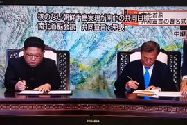 Nhà lãnh đạo Triều Tiên Kim Jong-un (trái) và Tổng thống Hàn Quốc Moon Jae-in ký tuyên bố chung tại Hội nghị thượng đỉnh liên Triều ở làng đình chiến Panmunjom ngày 27/4. (Nguồn: Yonhap/TTXVN)