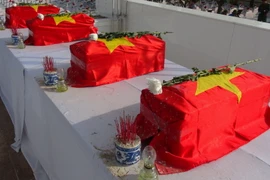 Lễ truy điệu và an táng hài cốt liệt sỹ. (Ảnh: Đức Thọ/TTXVN)