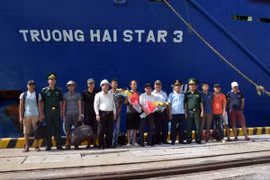 Các thuyền viên của tàu An Phú 868 được tàu Trường Hải Star 3 đưa về cảng Chu Lai an toàn. (Ảnh: TTXVN phát) 