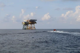 Nhà giàn DK1/2 hiên ngang giữa biển. (Ảnh: Hữu Chiến/Vietnam+)