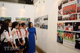 Tham quan triển lãm ảnh về '70 năm thi đua yêu nước.' (Nguồn: TTXVN)