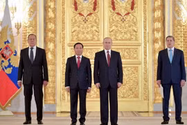 Đại sứ Ngô Đức Mạnh chụp ảnh lưu niệm với Tổng thống Nga Putin. (Nguồn: Vietnam+)
