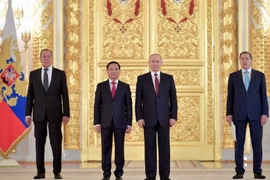 Đại sứ Ngô Đức Mạnh chụp ảnh lưu niệm với Tổng thống Nga Putin. (Nguồn: Vietnam+)
