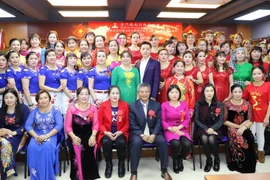 Ban Chấp hành và các hội viên chụp ảnh lưu niệm. (Ảnh: Xuân Tuấn-Hoài Nam/Vietnam+)