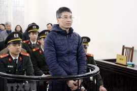 Bị cáo Giang Kim Đạt, nguyên quyền Trưởng phòng kinh doanh Vinashinlines đứng trước vành móng ngựa trong phiên tòa sơ thẩm hồi tháng 1. (Ảnh: Doãn Tấn/TTXVN)