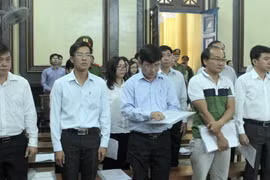 Các bị cáo nguyên là lãnh đạo Navibank hầu tòa. (Ảnh: Thành Chung/TTXVN)