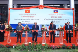 Thủ tướng Nguyễn Xuân Phúc và Thủ tướng Lào Thongloun Sisoulith cắt băng khai trương. (Ảnh: Thống Nhất/TTXVN)