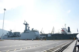 Tàu tàu Hải quân Hàn Quốc cập cảng Tiên Sa. (Ảnh: Hồng Pha/TTXVN)