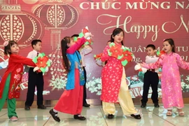 Tiết mục văn nghệ của các cháu thiếu nhi. (Ảnh: Xuân Tuấn-Mỹ Anh/Vietnam+)