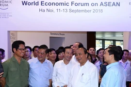 Thủ tướng Nguyễn Xuân Phúc đi thị sát và cho ý kiến chỉ đạo về công tác chuẩn bị hội nghị. (Ảnh: Thống Nhất/TTXVN)