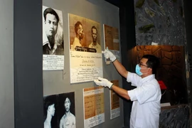 Bảo quản các kỷ vật liên quan đến Chủ tịch Tôn Đức Thắng. (Ảnh: Xuân Khu/TTXVN)