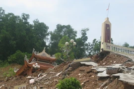 Sạt lở tại Nghĩa trang huyện Kỳ Sơn, tỉnh Hòa Bình. (Ảnh: Thanh Hải/TTXVN)