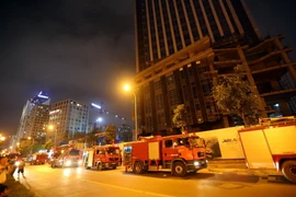 Gần 10 xe cứu hỏa được điều động tới hiện trường. (Ảnh: Huy Hùng/TTXVN)