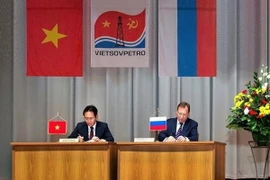 Hai bên ký văn kiện kỳ họp Hội đồng Vietsovpetro lần thứ 49. (Ảnh: Dương Trí/TTXVN)