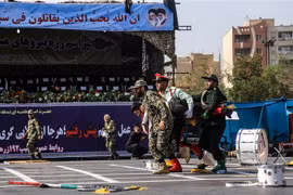 Binh sỹ Iran chuyển nạn nhân bị thương trong vụ tấn công nhằm vào một lễ diễu binh ở thành phố Ahvaz. (Ảnh: AFP/TTXVN)