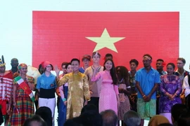 Quốc kỳ Việt Nam hiện trên màn hình trong màn ra mắt của hai sinh viên Việt Nam. (Ảnh: Đỗ Quyên/TTXVN)