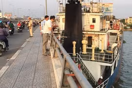 Hỏng máy trôi trên sông, tàu trọng tải lớn mắc kẹt vào cầu Đồng Nai 