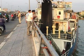 Hỏng máy trôi trên sông, tàu trọng tải lớn mắc kẹt vào cầu Đồng Nai 