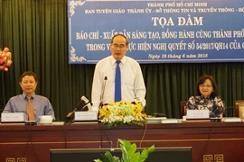 Ông Nguyễn Thiện Nhân phát biểu tại tọa đàm. (Ảnh: Thu Hoài/TTXVN)