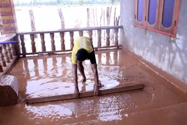 [Photo] Lào hỗ trợ người dân bị ảnh hưởng do vỡ đập thủy điện